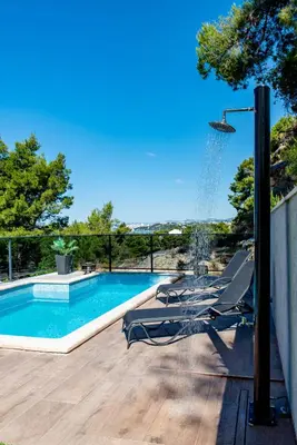 Bazen u objektu Lion's Beach Apartment ili u blizini