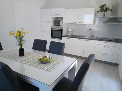 Kuhinja ili čajna kuhinja u objektu Apartments and Rooms Ref