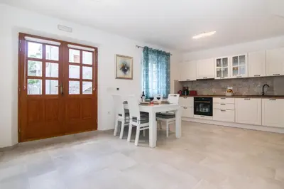 Kuhinja ili čajna kuhinja u objektu House Tia