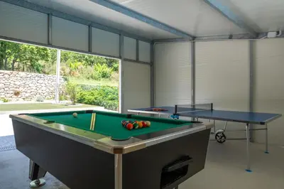 Stol za biljar u objektu VILLA BEYBE with Jacuzzi, large private pool 50m2, BBQ,free WIFI, 3 bedrooms