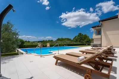Bazen u objektu VILLA BEYBE with Jacuzzi, large private pool 50m2, BBQ,free WIFI, 3 bedrooms ili u blizini