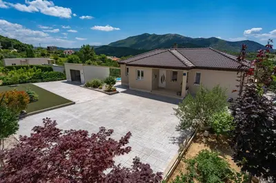 Pogled na planine ili pogled na planine iz vila