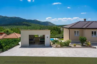 Pogled na planine ili pogled na planine iz vila