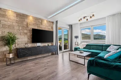 TV i/ili zabavni centar u objektu VILLA BEYBE with Jacuzzi, large private pool 50m2, BBQ,free WIFI, 3 bedrooms