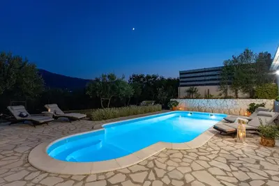Bazen u objektu Villa Pasika with private 31m2 pool, summer kitchen with BBQ, 4 bedrooms ili u blizini