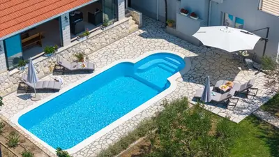 Bazen u objektu Villa Pasika with private 31m2 pool, summer kitchen with BBQ, 4 bedrooms ili u blizini