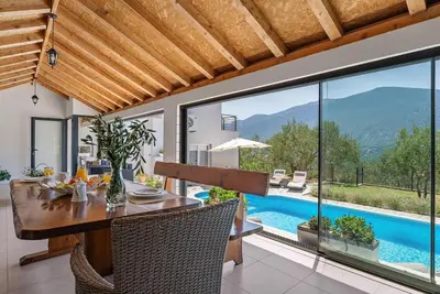 Bazen u objektu Villa Pasika with private 31m2 pool, summer kitchen with BBQ, 4 bedrooms ili u blizini