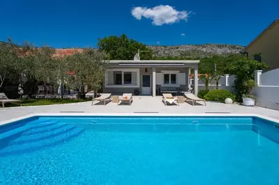 Bazen u objektu VILLA TUGARKA private pool, fitness, play-house, great for families, max 6 per. ili u blizini