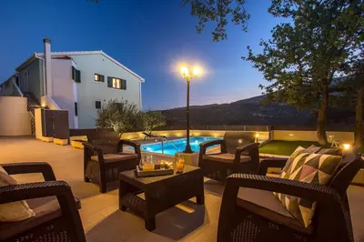 Bazen u objektu VILLA SKURA private heated pool 32m2, summer kitchen, 4 bedrooms, garden ili u blizini