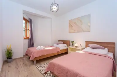 Krevet ili kreveti u jedinici u objektu VILLA SKURA private heated pool 32m2, summer kitchen, 4 bedrooms, garden