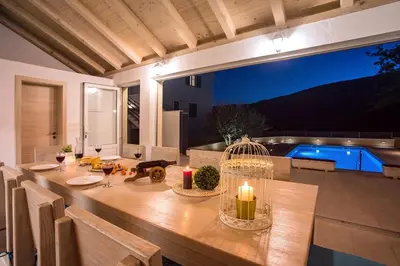 Pića u objektu VILLA SKURA private heated pool 32m2, summer kitchen, 4 bedrooms, garden