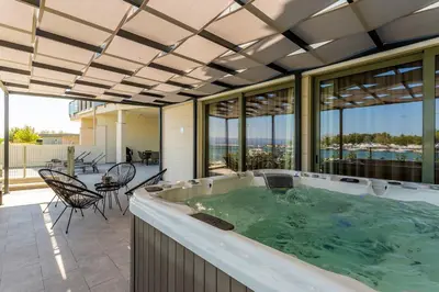 Bazen u objektu Luxury Apartment with Hot Tub ili u blizini