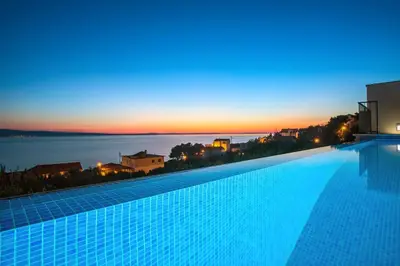 Bazen u objektu Villa Nano, 4 bedrooms, jacuzzi, heated pool, sea views, pebble beach 850m ili u blizini
