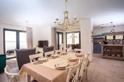 TV i/ili zabavni centar u objektu Villa Nano, 4 bedrooms, jacuzzi, heated pool, sea views, pebble beach 850m