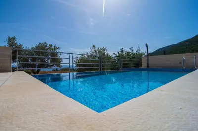 Bazen u objektu Villa Nikola - big terrace apartments ili u blizini