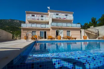 Bazen u objektu Villa Nikola - big terrace apartments ili u blizini