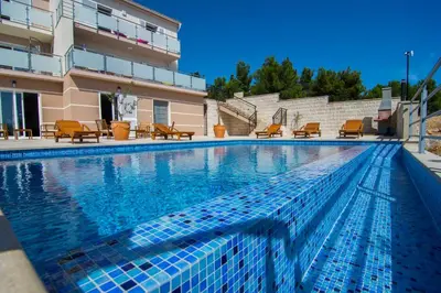 Bazen u objektu Villa Nikola - amazing sea view ili u blizini
