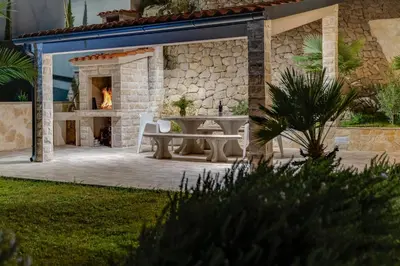 Vrt u objektu Villa Oslo - luxury place with sea views & heated pool, 300m far from sandy beach