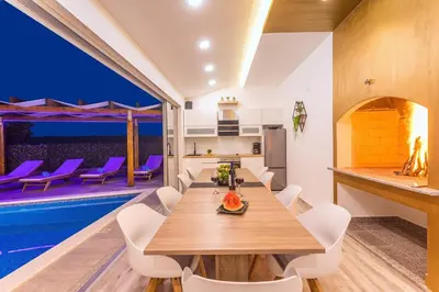 Bazen u objektu Villa Matan - only 200m from the sandy beaches, private 28m2 pool ili u blizini