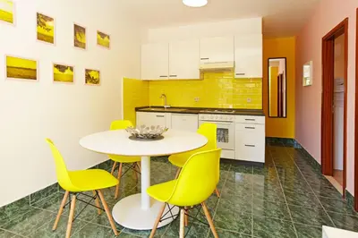 Kuhinja ili čajna kuhinja u objektu Bol Apartment Bruna