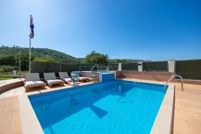 Bazen u objektu VILLA MILLA with private pool, jacuzzi, sauna, gym, max. 8 person ili u blizini