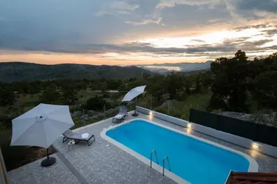 Pogled na planine ili pogled na planine iz vila