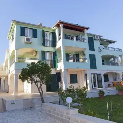 Apartments with parking space Sumartin