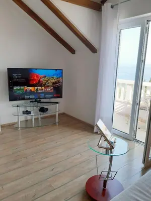 TV i/ili zabavni centar u objektu Liliana Bol Apartment with Wonderful Sea View Near the Beaches