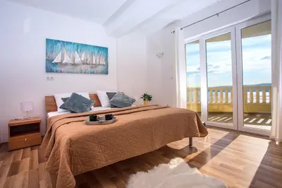 Krevet ili kreveti u jedinici u objektu VILLA MASLINA, with private 32m2Pool, panoramic views on 100km coastline, 12 pax