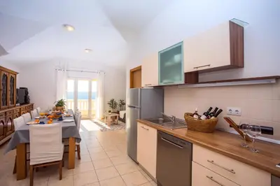 Kuhinja ili čajna kuhinja u objektu VILLA MASLINA, with private 32m2Pool, panoramic views on 100km coastline, 12 pax