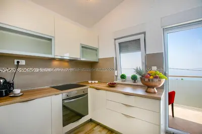 Kuhinja ili čajna kuhinja u objektu Sea Sparkle Luxury Apartment