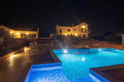 Bazen u objektu Villa Luisa Pucisca - 2 Häuser, 6 Schlafzimmer Insel Brac - Pool, Grill, Kamin, Tischtennis, Boccia ili u blizini