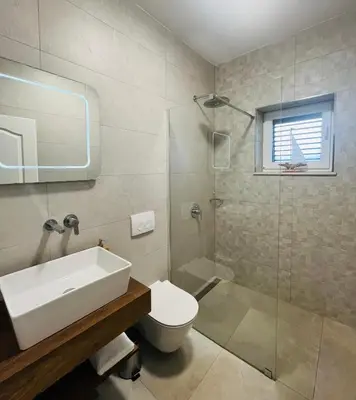 Kupaonica u objektu Villa Luisa Pucisca - 2 Häuser, 6 Schlafzimmer Insel Brac - Pool, Grill, Kamin, Tischtennis, Boccia