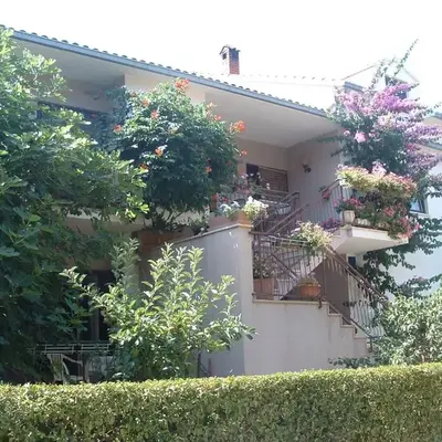Apartments with parking space Supetar