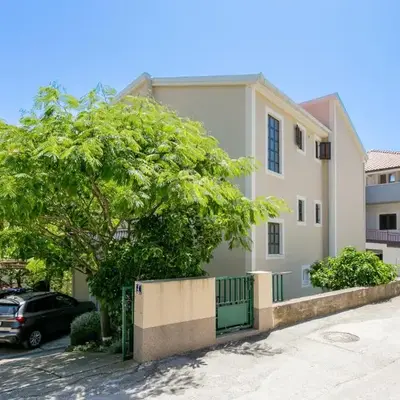 Apartments with parking space Podstrana