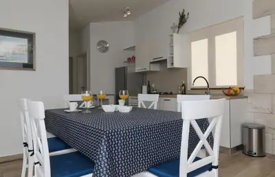 Kuhinja ili čajna kuhinja u objektu Holiday Home Prapatna 17608