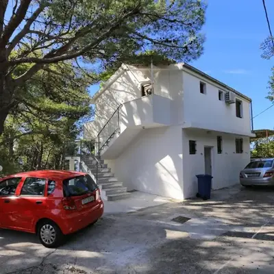 Apartments with parking space Marusici