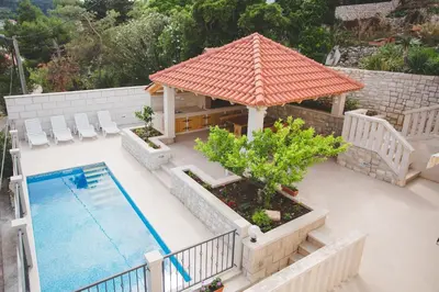 Bazen u objektu Apartmani Bauk ili u blizini