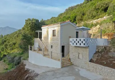 Pogled na planine ili pogled na planine iz vikendica