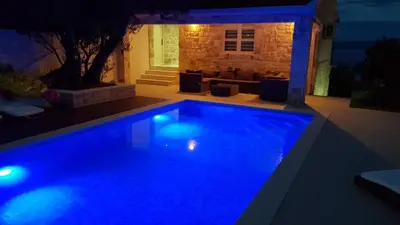 Bazen u objektu Apartments Lolita ili u blizini