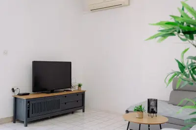 TV i/ili zabavni centar u objektu Large and charming apartment near beach with big & sunny terrace