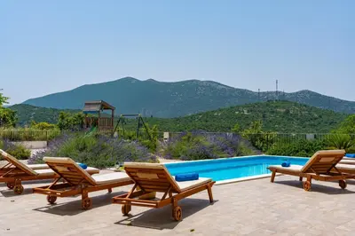 Pogled na planine ili pogled na planine iz vila