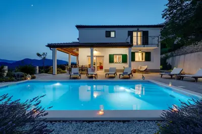 Bazen u objektu Villa Belina: 4 ensuite bedrooms, game room, heated pool, sauna & gym ili u blizini