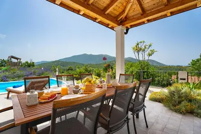 Pogled na planine ili pogled na planine iz vila