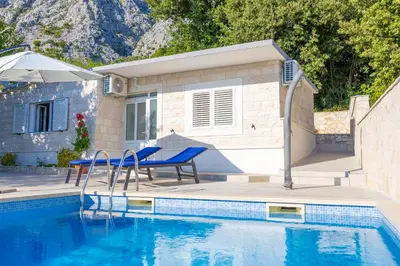 Bazen u objektu Holiday home Giran ili u blizini
