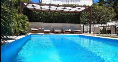 Bazen u objektu Villa Mediterranea ili u blizini