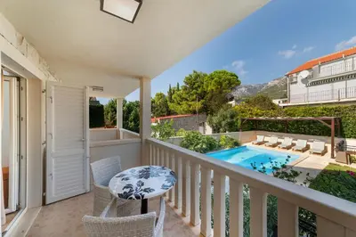 Bazen u objektu Villa Mediterranea ili u blizini