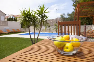 Bazen u objektu Villa Mediterranea ili u blizini