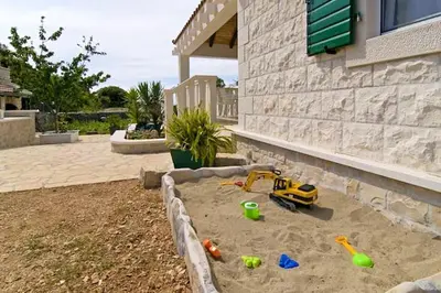 Vrt u objektu Charming Villa in Pučišća + Pool