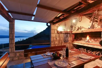 Pogled na planine ili pogled na planine iz vikendica